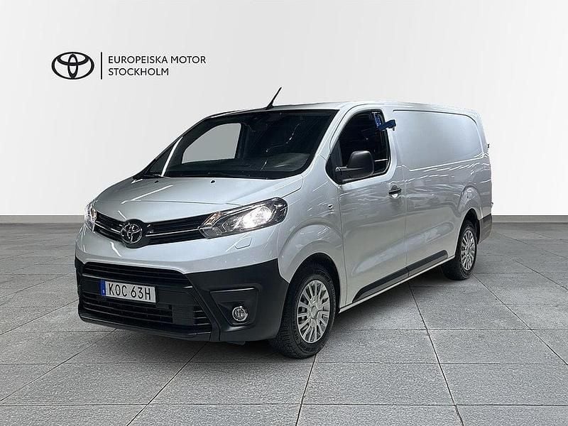 Vit Begagnad 2023 Toyota Proace Comfort Minibuss | 329 900 kr (Marknadspris) - Bild 1/4
