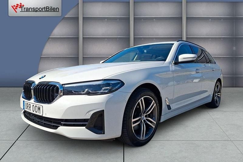 Vit Begagnad 2022 BMW 520 Shadowline Kombi | 419 000 kr (Marknadspris) - Bild 1/4