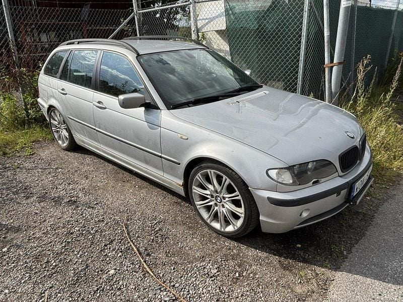 Silver Begagnad 2005 BMW 320 Kombi | 28 000 kr (Marknadspris) - Bild 1/4