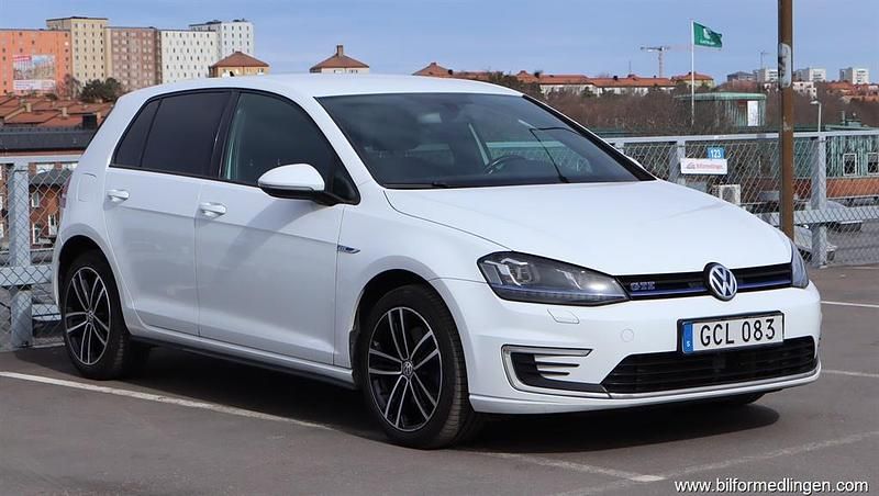 Vit samma som bilen Begagnad 2015 VW Golf VII GTE Halvkombi | 109 500 kr (Marknadspris) - Bild 1/4