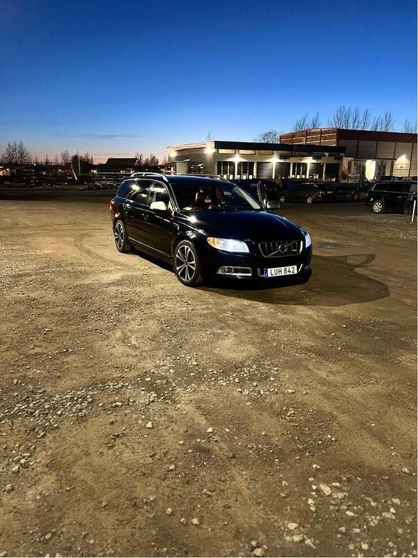 Svart Begagnad 2012 Volvo V70 R-Design Kombi | 115 000 kr (Marknadspris) - Bild 1/2