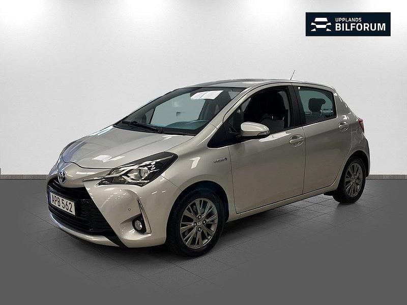 Silver Begagnad 2018 Toyota Yaris Hybrid Active Halvkombi | 119 000 kr (Marknadspris) - Bild 1/4