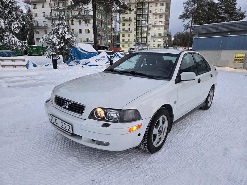 Vit Begagnad 2003 Volvo S40 Sedan | 24 500 kr (Marknadspris) - Bild 1/4