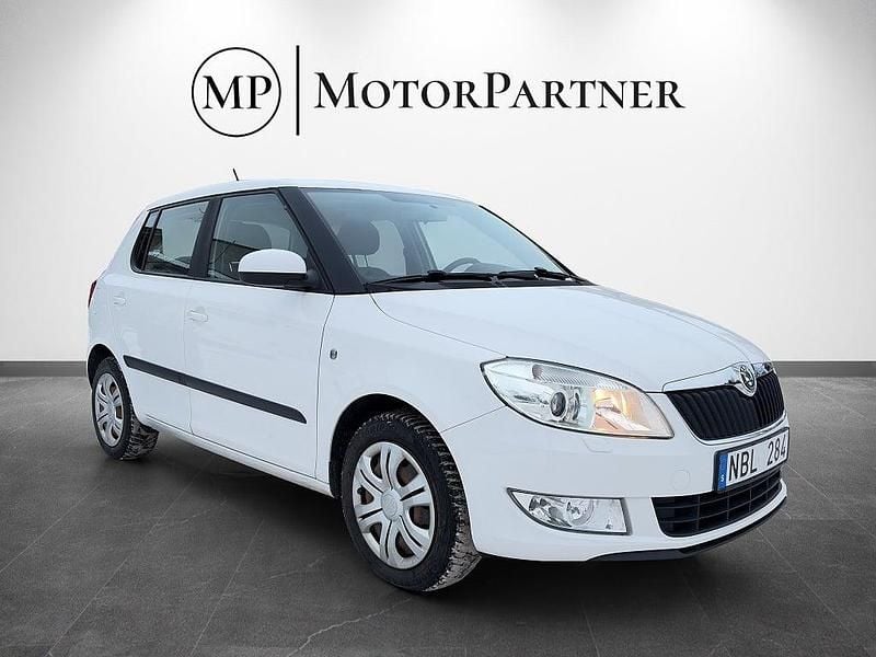 Vit Begagnad 2012 Skoda Fabia Ambiente Halvkombi | 89 900 kr (Lite dyr) - Bild 1/4