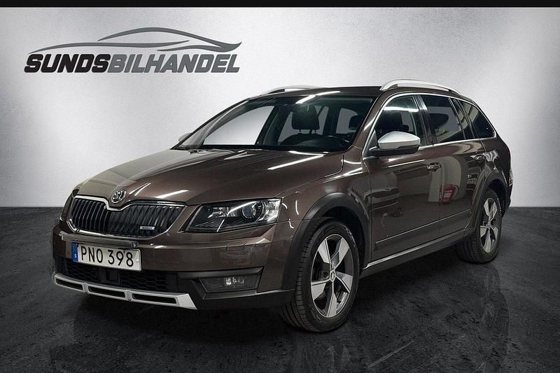 Mörkbrun Begagnad 2016 Skoda Octavia Scout Kombi | 119 900 kr (Marknadspris) - Bild 1/4
