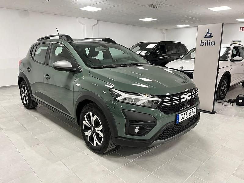 Grå Begagnad 2022 Dacia Sandero Expression SUV | 159 900 kr (Bra pris) - Bild 1/4