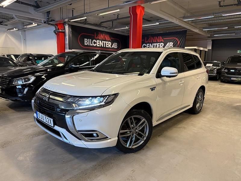 Begagnad Mitsubishi Outlander P-HEV 165 HK (121 kW) 2019 Vit pärleffekt SUV