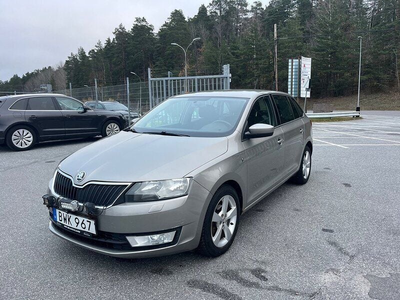 Ljusbrun (brun) Begagnad 2015 Skoda Rapid Halvkombi | 74 900 kr (Marknadspris) - Bild 1/4