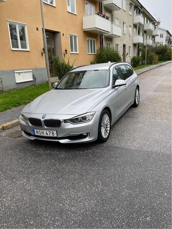 Silver Begagnad 2015 BMW 318 Luxury Line Kombi | 107 000 kr (Bra pris) - Bild 1/4