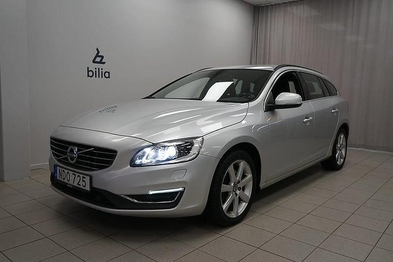 Silver Begagnad 2018 Volvo V60 Momentum Kombi | 209 900 kr (Bra pris) - Bild 1/3
