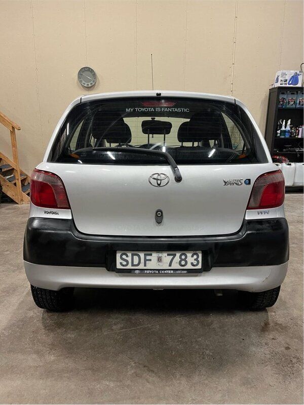 Grå Begagnad 2001 Toyota Yaris Halvkombi | 19 000 kr (Marknadspris) - Bild 1/4
