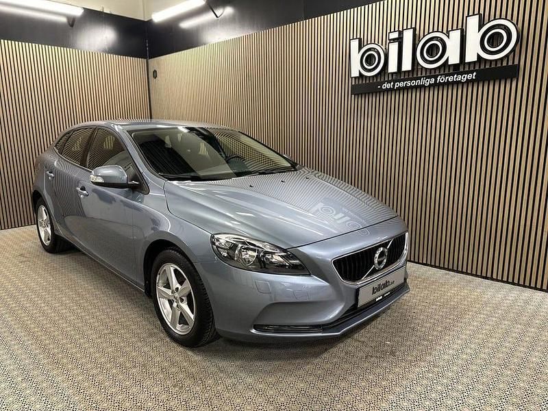 Blå Begagnad 2017 Volvo V40 Kinetic Kombi | 154 900 kr (Marknadspris) - Bild 1/4