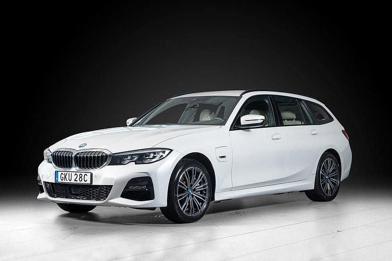 Begagnad BMW 330e M Sport 292 HK (214 kW) 2022 Vit Kombi