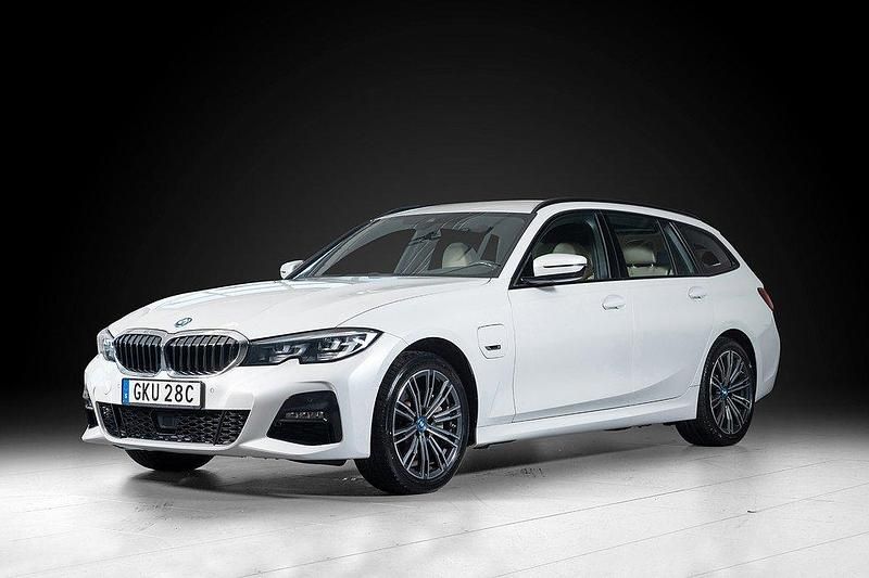 Vit Begagnad 2022 BMW 330e M Sport Kombi | 339 000 kr (Marknadspris) - Bild 1/4