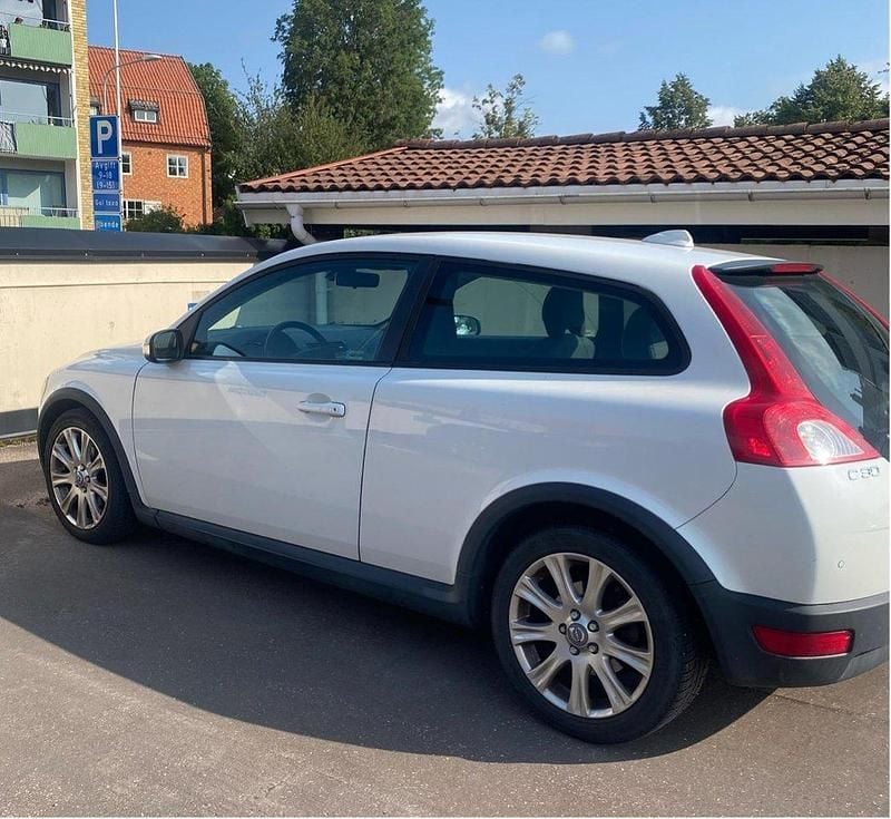 Vit Begagnad 2009 Volvo C30 Halvkombi | 59 000 kr (Marknadspris) - Bild 1/4