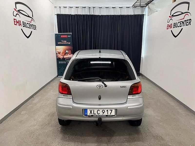 Begagnad Toyota Yaris 65 HK (47 kW) 2005 Silver Halvkombi