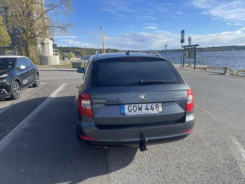Grå Begagnad 2015 Skoda Superb Business Line Kombi | 145 000 kr (Bra pris) - Bild 1/4