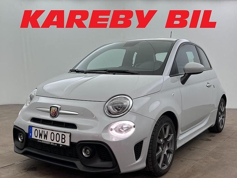 Grå Begagnad 2022 Abarth 595 Halvkombi | 174 900 kr (Marknadspris) - Bild 1/3