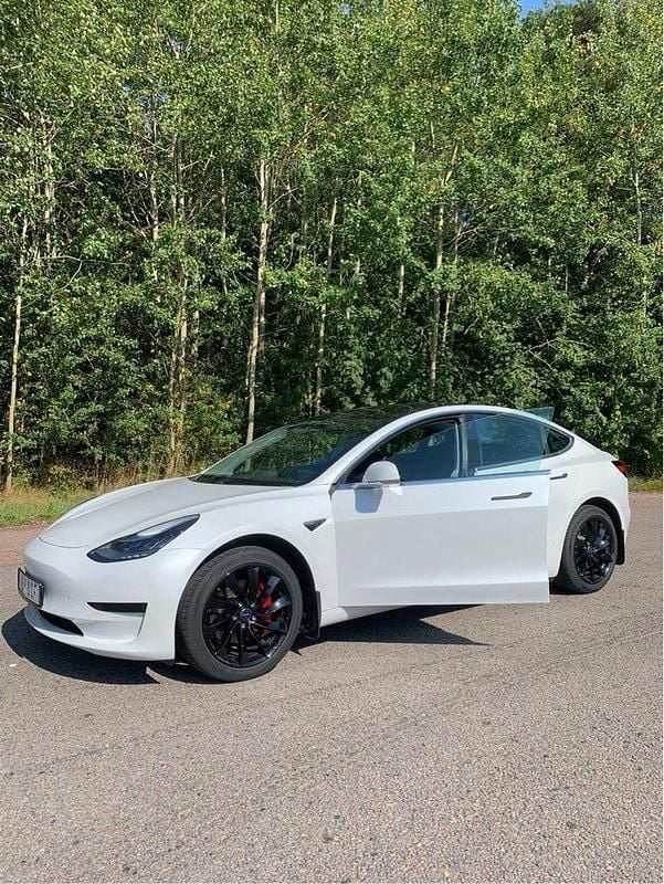 Vit Begagnad 2020 Tesla Model 3 Standard Range Plus Sedan | 244 000 kr (Marknadspris) - Bild 1/4