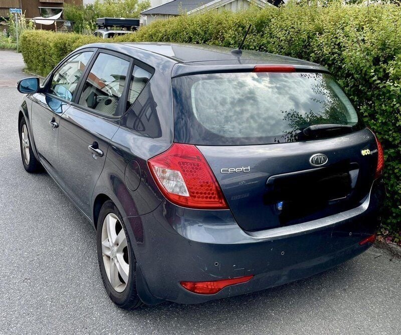 Grå Begagnad 2011 Kia Ceed 2 Halvkombi | 21 000 kr (Bra pris) - Bild 1/4