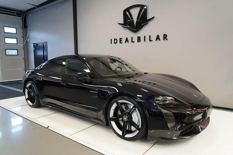Begagnad Porsche Taycan Turbo 460 kW (626 HK) 2020 Svart metallic Sedan