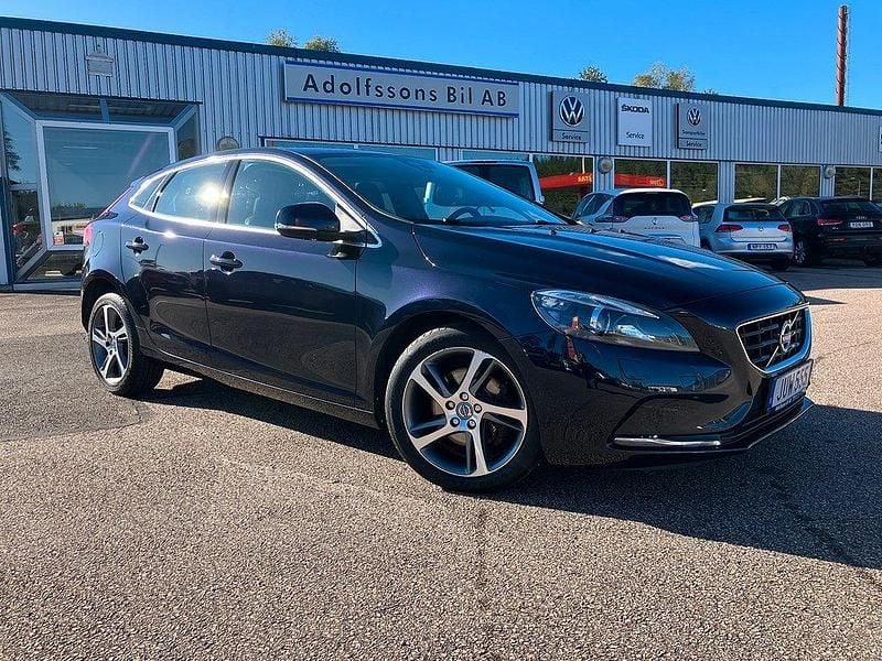 Mörkblå (blå) Begagnad 2015 Volvo V40 Momentum Kombi | 143 000 kr (Marknadspris) - Bild 1/4