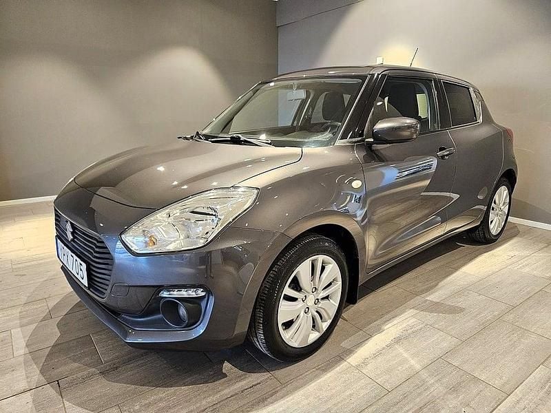 Grå Begagnad 2017 Suzuki Swift Halvkombi | 139 000 kr (Dyr) - Bild 1/3