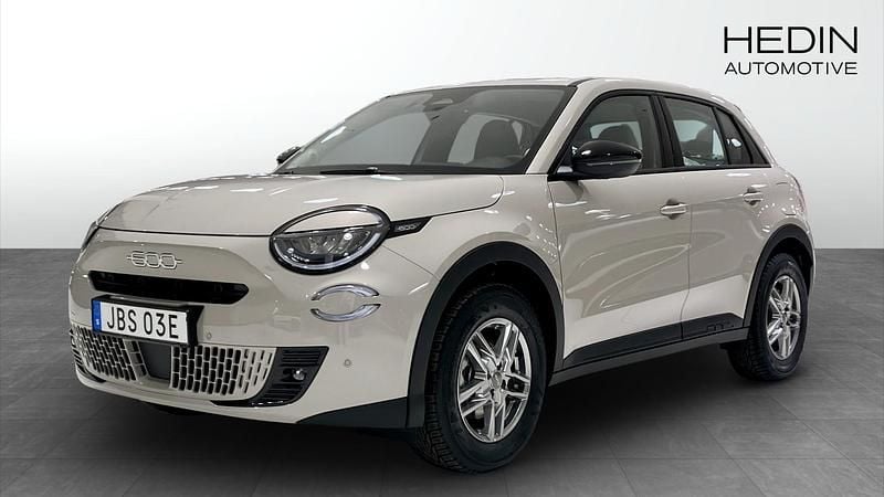 Grå Ny 2025 Fiat 600 Icon Halvkombi | 352 900 kr (Marknadspris) - Bild 1/4