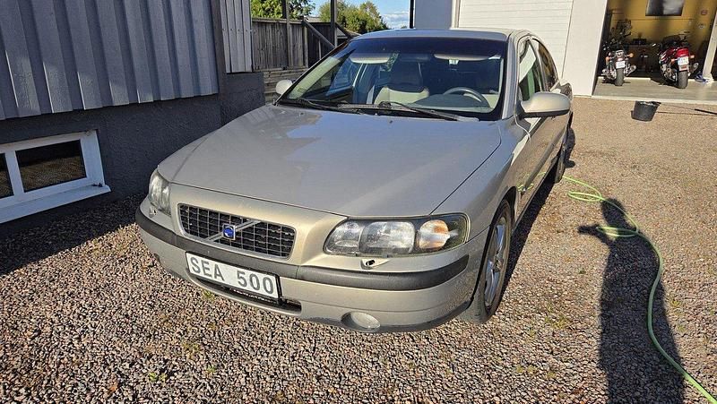 Brun Begagnad 2001 Volvo S60 Business Edition Sedan | 17 000 kr (Marknadspris) - Bild 1/4
