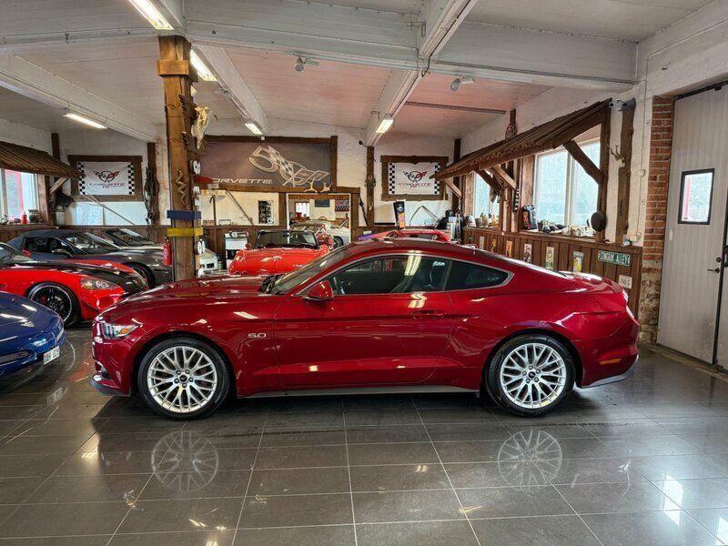 Röd Begagnad 2016 Ford Mustang GT Sportkupé | 419 000 kr (Marknadspris) - Bild 1/4