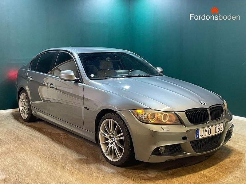 Grå Begagnad 2009 BMW 335 M Sport Sedan | 184 900 kr (Marknadspris) - Bild 1/4
