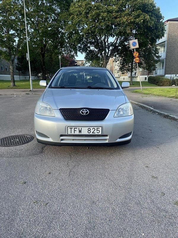 Silver Begagnad 2002 Toyota Corolla Halvkombi | 26 000 kr (Marknadspris) - Bild 1/4