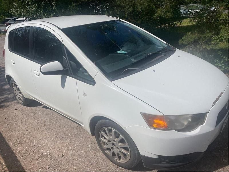 Vit Begagnad 2010 Mitsubishi Colt Halvkombi | 12 000 kr (Marknadspris) - Bild 1/4