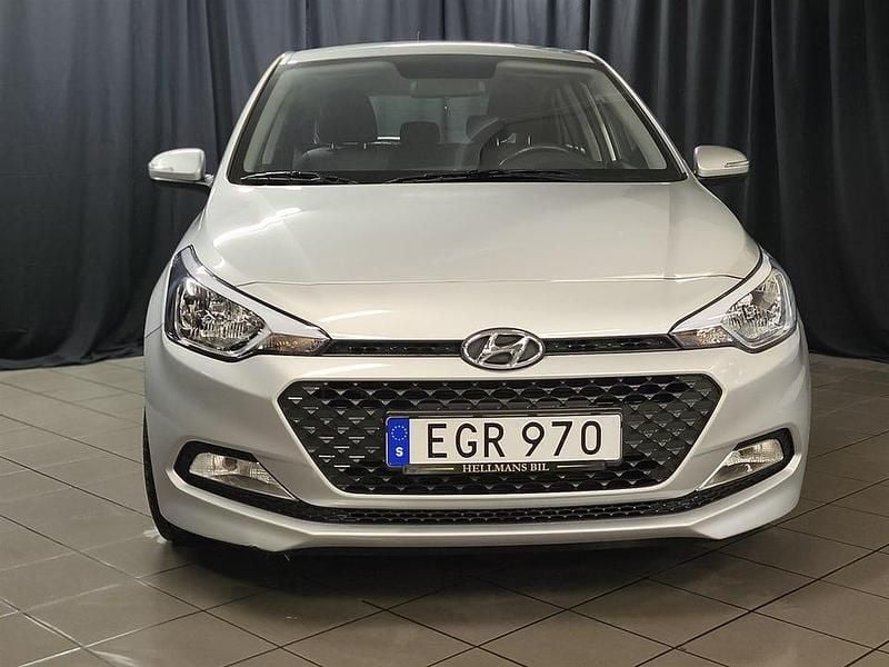 Begagnad Hyundai i20 Comfort 84 HK (61 kW) 2018 Silver Halvkombi