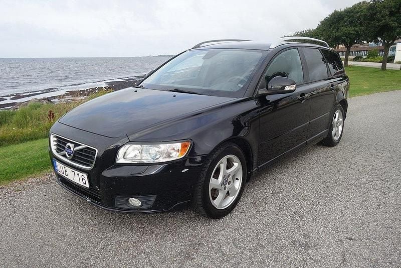 Svart Begagnad 2011 Volvo V50 Kombi | 44 500 kr (Marknadspris) - Bild 1/4
