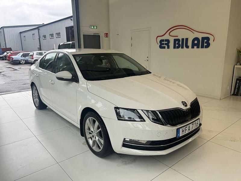 Vit Begagnad 2018 Skoda Octavia Halvkombi | 149 900 kr - Bild 1/4
