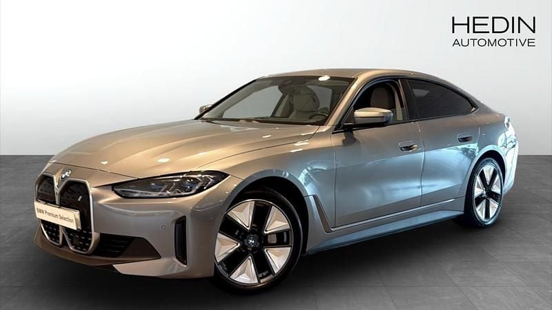 Grå (grey) Begagnad 2022 BMW i4 Sedan | 358 700 kr (Marknadspris) - Bild 1/4