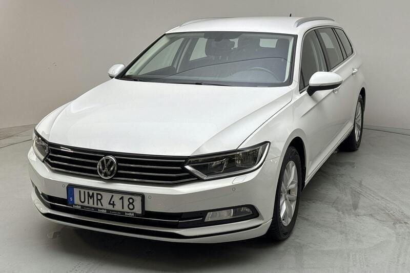Vit Begagnad 2019 VW Passat | 223 800 kr - Bild 1/4