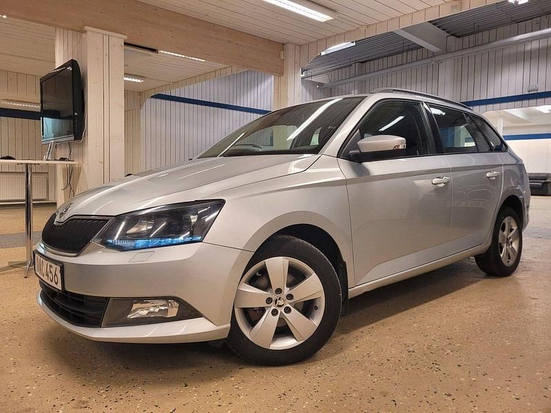 Silver Begagnad 2015 Skoda Fabia Elegance Halvkombi | 99 500 kr (Dyr) - Bild 1/4