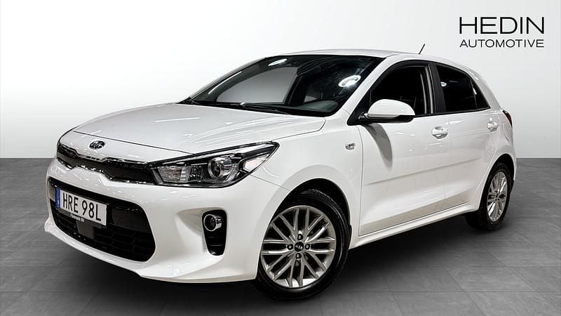 Vit Begagnad 2020 Kia Rio Halvkombi | 154 900 kr (Marknadspris) - Bild 1/4