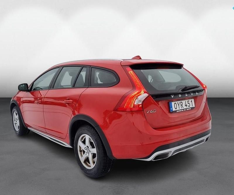 Begagnad Volvo V60 CC Momentum 245 HK (180 kW) 2017 Röd Kombi