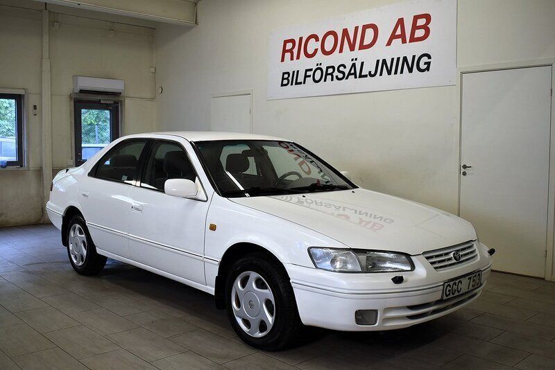 Vit Begagnad 1999 Toyota Camry Sedan | 59 900 kr (Marknadspris) - Bild 1/4