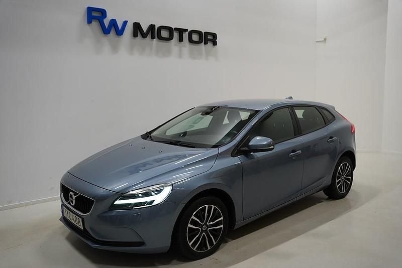 Begagnad Volvo V40 Momentum 120 HK (88 kW) 2017 Blå Halvkombi