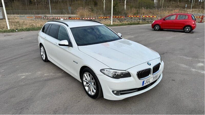 Vit Begagnad 2014 BMW 520 Kombi | 159 000 kr (Marknadspris) - Bild 1/4