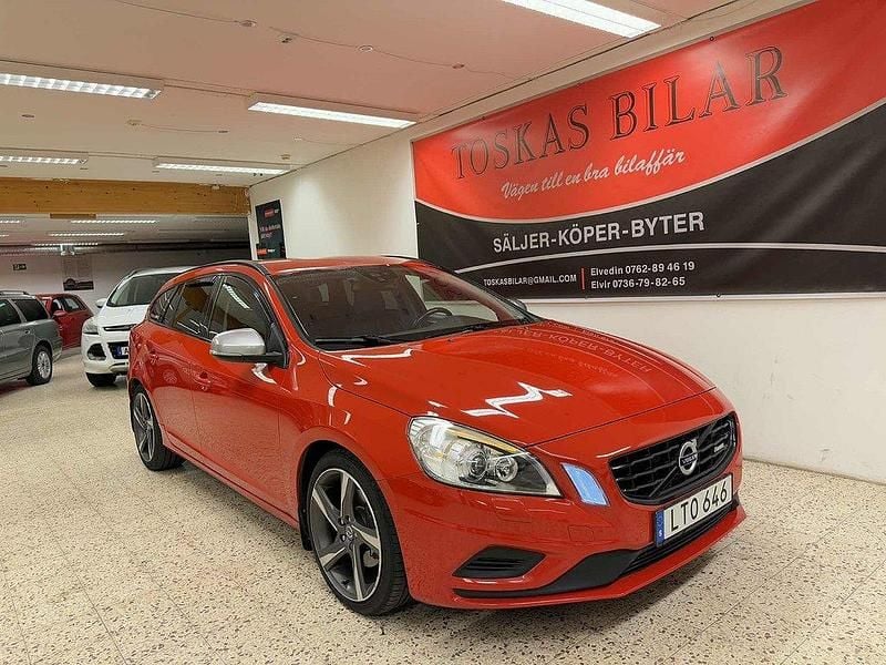Röd Begagnad 2011 Volvo V60 R-Design Kombi | 99 900 kr (Dyr) - Bild 1/4