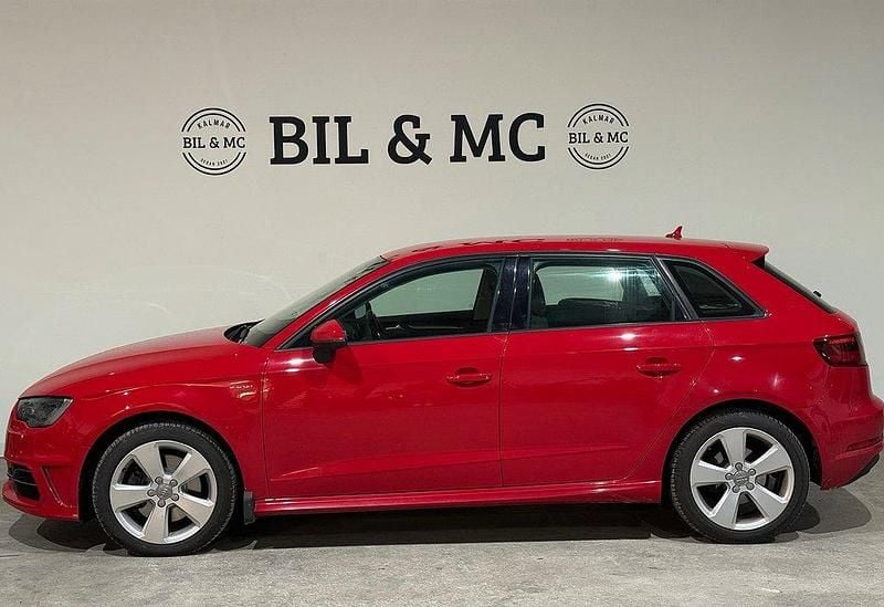 Röd Begagnad 2016 Audi A3 Sportback e-tron Ambition Sedan | 139 000 kr (Marknadspris) - Bild 1/4