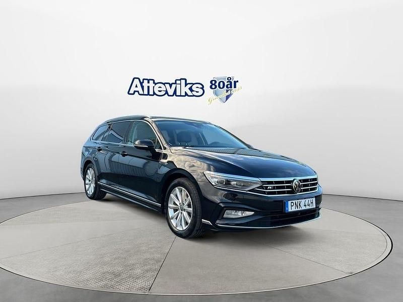 Svart Begagnad 2022 VW Passat R-line Kombi | 279 900 kr (Marknadspris) - Bild 1/4