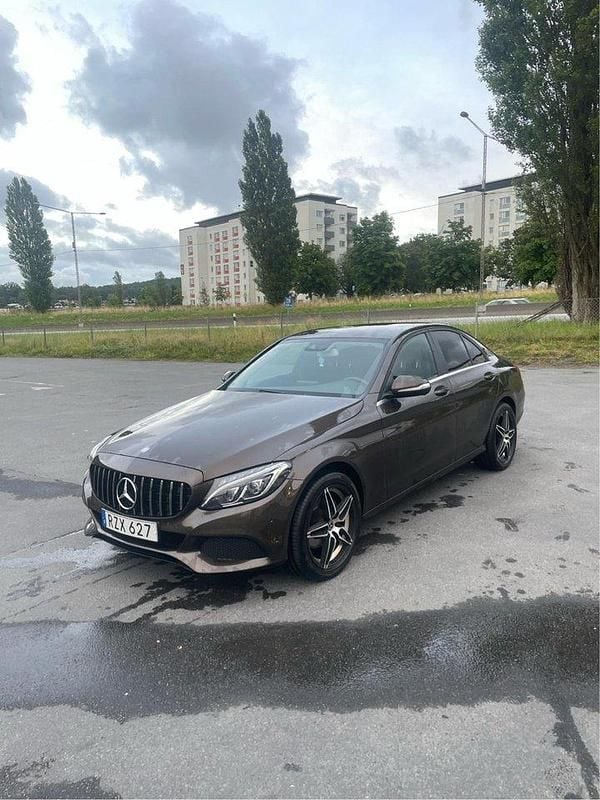 Brun Begagnad 2015 Mercedes C220 Sedan | 148 000 kr (Marknadspris) - Bild 1/4