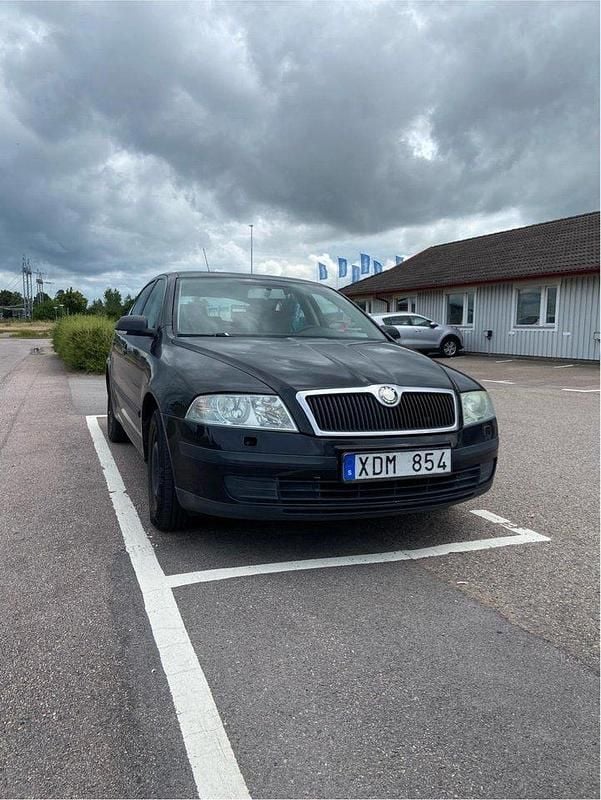 Svart Begagnad 2006 Skoda Octavia Halvkombi | 10 000 kr (Marknadspris) - Bild 1/4