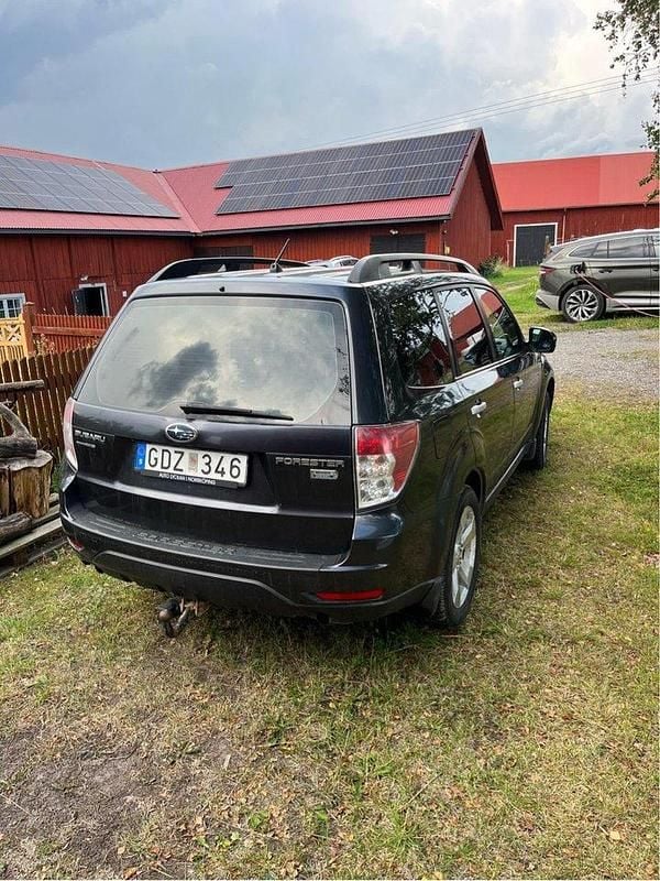 Grå Begagnad 2011 Subaru Forester SUV | 18 000 kr (Superpris) - Bild 1/4